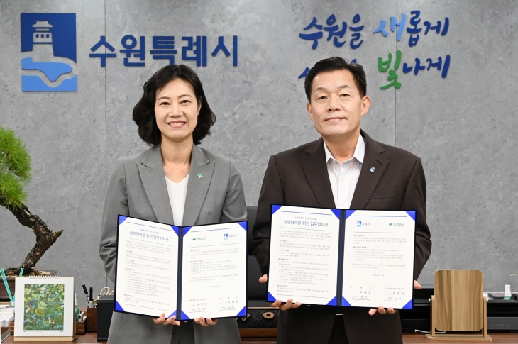 이재준 수원시장(오른쪽)과 여인미 초록우산어린이재단 경기지역본부장이 2일 어린이 정원 조성 업무협약 체결 후 기념 촬영을 하고  있다. (수원시 제공)