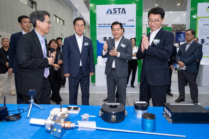 이재준 수원시장이 지난달 28일 2024 차세대 반도체 패키징 산업전(ASPS 2024) 전시를 둘러보고 있다. (수원시 제공)