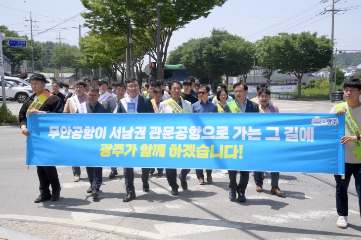 고광완 광주시 행정부시장이 지난 5월 24일 무안전통시장을 찾아 ‘민·군 통합공항 무안 이전’ 홍보 캠페인을 하고 있다. 광주광역시 제공