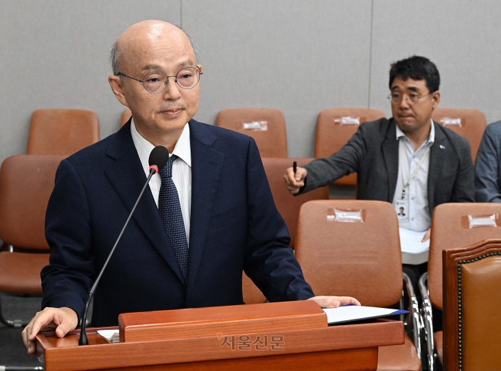 안창호 국가인권위원장 후보자가 3일 서울 여의도 국회 운영위원회에서 열린 인사청문회에서 손을 들지 않고 선서를 하고 있다. 2024.9.3 오장환 기자