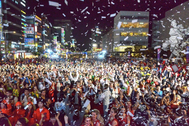 지난해 열린 ‘천안흥타령춤축제’ 거리퍼레이드. 천안문화재단 제공