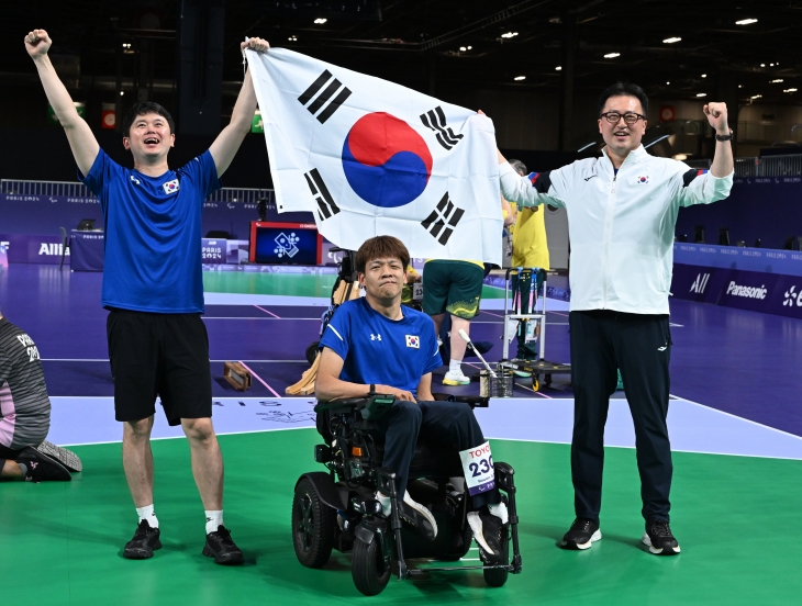 한국 보치아 국가대표 정호원이 3일(한국시간) 프랑스 파리 사우스 아레나1에서 열린 보치아 BC3 남자 개인전 결승에서 호주의 대니얼 미셸을 5-2로 꺾은 뒤 기뻐하고 있다. 대한장애인체육회 제공