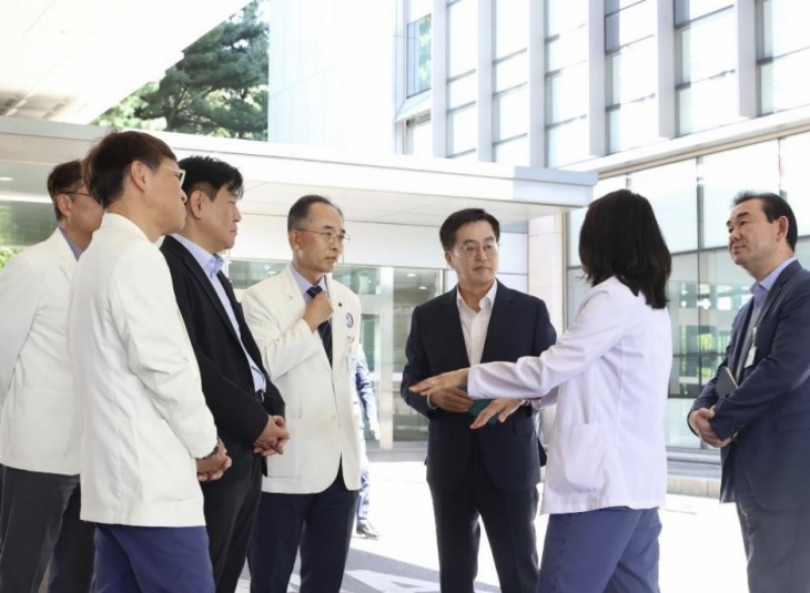 8월 30일 오후 김동연 경기도지사가 아주대학교병원을 방문해 의료현안과 관련한 현장간담회를 하고 있다. (경기도 제공)