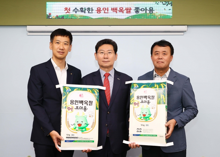 2일 이상일(왼쪽 2번째) 시장이 시청을 방문한 용인시농협쌀조합공동사업법인 대표 등과 올해 수확하는 백옥쌀의 안정적인 공급과 소비 촉진 방안을 논의하고 기념사진을 찍고 있다. 용인시 제공