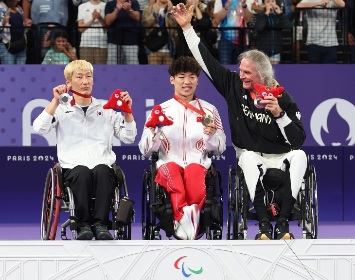 한국 배드민턴 국가대표 최정만이 3일(한국시간) 프랑스 파리 포르트드라샤펠 경기장에서 열린 2024 파리패럴림픽 배드민턴 WH1 남자 단식 시상대 위에서 은메달을 들어 올리고 있다. 대한장애인체육회 제공