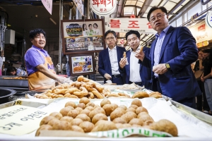 추석 앞두고 전통시장 찾은 대한상의 임직원들, 소상공인 응원