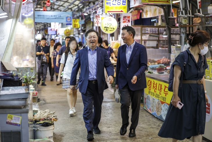 박일준 대한상공회의소 상근부회장을 비롯한 임직원들이 추석을 맞아 3일 서울 서대문구 영천시장을 방문해 시장을 둘러보고 있다. 2024.9.3 뉴시스