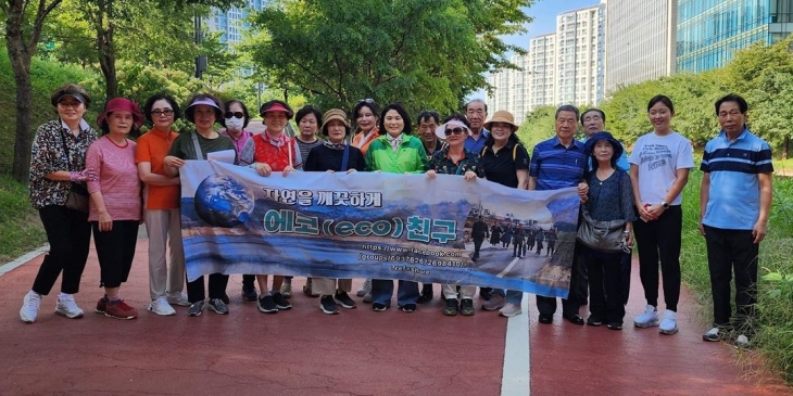 ‘우리가 지켜갈 고덕천’ 환경정화활동을 펼친 박춘선 의원과 에코친구들