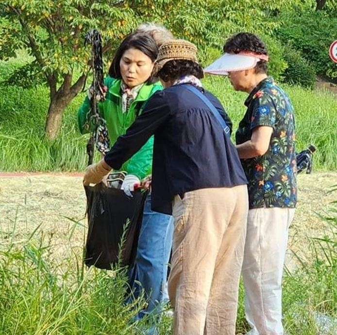 쓰레기 줍기 활동을 펼치는 박춘선 의원