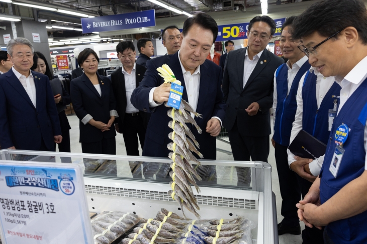 굴비 가격 괜찮나… 추석물가 점검 나선 尹