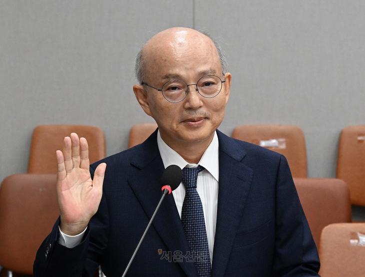 안창호 국가인권위원장 후보자가 3일 서울 여의도 국회 운영위원회에서 열린 인사청문회에서 선서하고 있다. 2024.9.3 오장환 기자