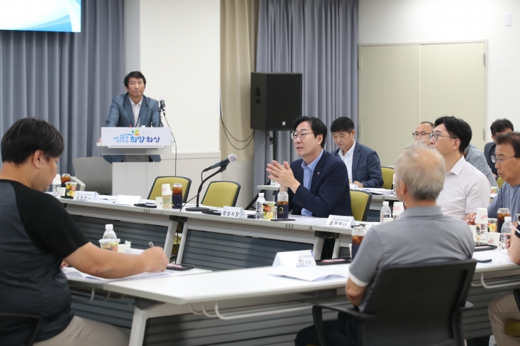 정명근 화성시장이 3일 동탄출장소에서 동탄2신도시 공동주택 입주자대표들과 소통의 시간을 가졌다. (화성시 제공)