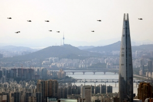 [포토] 서울 상공 비행하는 육군 헬기 편대