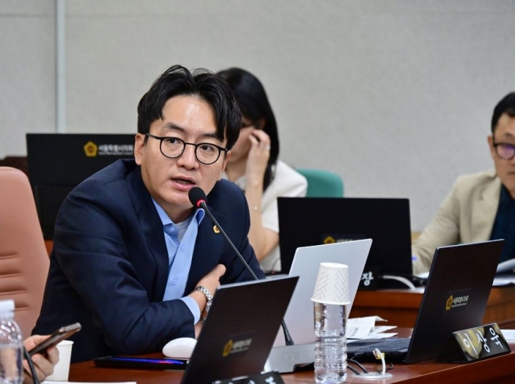 지난 3일 제326회 임시회 도시계획균형위원회 회의에 참석해 미래청년기획관의 업무보고에서 질의하는 이상욱 의원