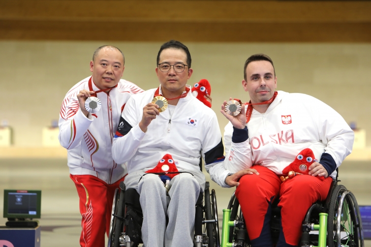 한국 사격 국가대표 박진호가 3일(한국시간) 프랑스 샤토루 사격센터에서 열린 2024 파리패럴림픽 사격 R7 남자 50m 소총 3자세 결선에서 454.6점으로 1위를 차지하며 대회 2관왕에 오른 뒤 금메달을 들어 올리고 있다. 대한장애인체육회 제공