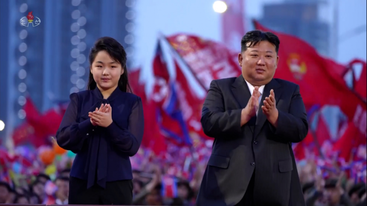 북한 수도 평양의 북쪽에 새로운 거리인 ‘전위거리’가 완공돼 지난 14일 김정은 국무위원장과 딸 주애가 참석한 가운데 준공식이 열렸다고 조선중앙TV가 15일 보도했다. 연합뉴스(조선중앙TV 화면 캡처)