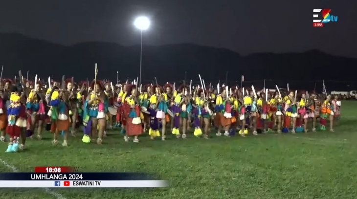 지난 2일(현지시간) 에스와티니 수도 로밤바의 루지지니 왕궁에서 열린 2024 갈대춤 축제에서 젊은 여성들이 전통 복장을 입고 춤을 추고 있다. 유튜브 채널 ‘Eswatini TV’ 캡처