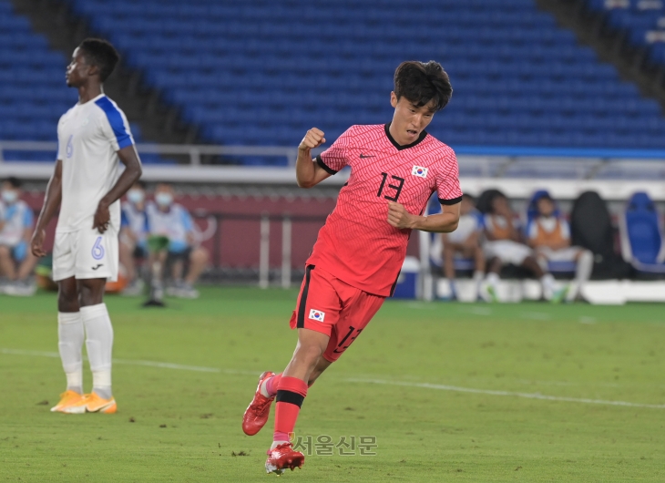 28일 오후 일본 요코하마 국립경기장에서 열린 2020 도쿄올림픽 남자축구 조별리그 B조 3차전 대한민국 vs 온두라스 후반경기에서 김진야가 팀의 다섯번째 골을 넣고 세레머니를 하고 있다. 2021.07.28 요코하마=올림픽사진공동취재단