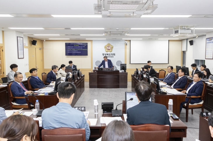 경북도의회 문화환경위원회(위원장 이동업) 업무보고 및 회의. 경북도의회 제공