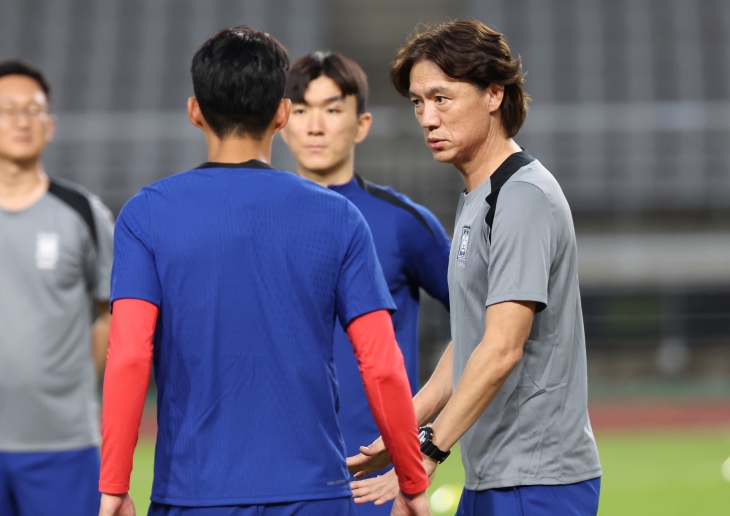 홍명보 한국 남자축구 국가대표팀 감독이 3일 고양종합운동장에서 2026 북중미월드컵 아시아 지역 3차 예선 B조 팔레스타인과의 1차전을 앞두고 훈련 중 주장 손흥민과 대화하고 있다. 뉴스1