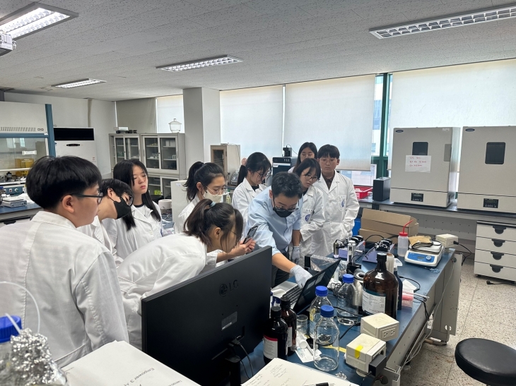 가천대 과학영재교육원이 오는 13일부터 30일까지 초등과정과 중등과정으로 나누어 2025학년도 신입생을 선발한다. 사진은 과학영재교육원 중학생들의 실험실 수업 모습.가천대 제공