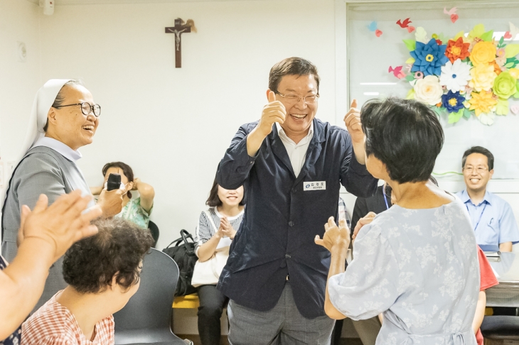 김경호(가운데) 서울 광진구청장이 지난 3일 장애인 거주 시설 군자작은예수의집에서 한 장애인과 대화하고 있다. 광진구 제공