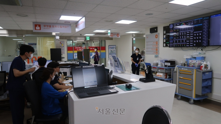 3일 오후 서울 성동구 한양대병원 권역응급의료센터에 의료진들이 야간 근무를 하고 있다. 이날 오후 10시 기준 응급실 체류 환자는 16명, 그 중 절반은 한국형 중증도 분류체계(KTAS) 2에 해당하는 중증환자였다. 한지은 기자