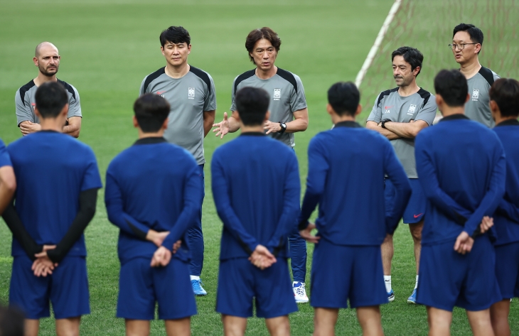 북중미 월드컵 아시아 3차 예선 1차전 한국-팔레스타인과의 경기를 하루 앞둔 4일 오후 서울월드컵경기장에서 진행된 대한민국 축구 대표팀 공식 훈련에서 홍명보 감독이 발언하고 있다. 2024.9.4 연합뉴스