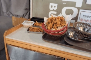 하츄핑만 챙기고 치킨 버렸나, 아니면 르세라핌?…외식업계 논란의 컬래버 [넷만세]
