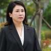 ‘법인카드 유용 의혹’ 김혜경, 피의자 신분 검찰 출석… 질문엔 ‘묵묵부답’