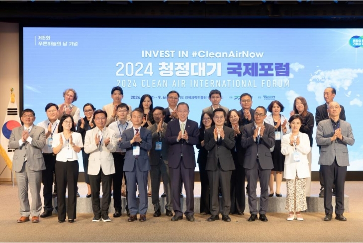 5일 오전 경기경제과학진흥원에서 김동연 경기도지사, 반기문 반기문재단 이사장, 강금실 경기도 기후대사, 국제기구 관계자, 국내외 전문가 등이 기념 촬영을 하고 있다. (경기도 제공)