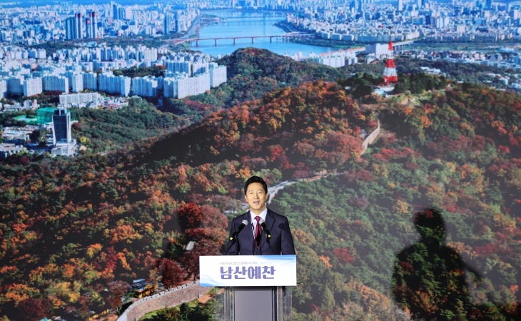 오세훈 서울시장이 5일 오전 서울 중구 남산예장공원 남산 곤돌라 탑승장 예정지에서 열린 곤돌라 착공식에서 기념사를 하고 있다.   연합뉴스