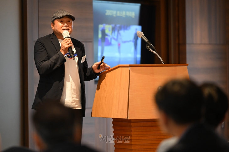 국민 마라토너 이봉주가 5일 서울 중구 롯데호텔에서 열린 광화문라운지에서 ‘마라톤을 통해 배우는 인생의 지혜’라는 주제로 강연하고 있다. 홍윤기 기자