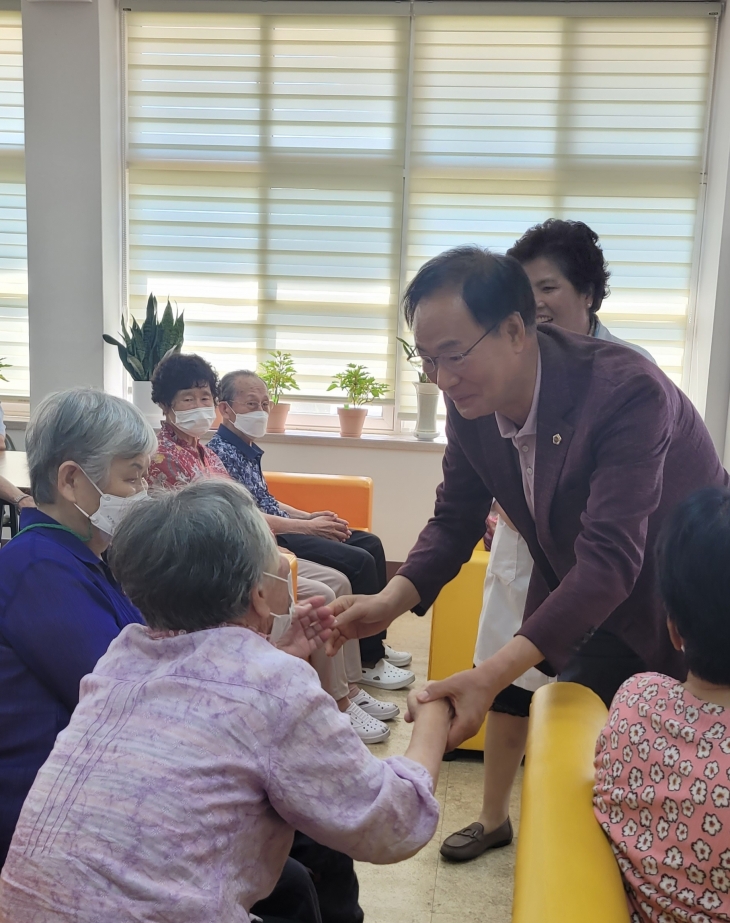 5일 추석명절 사회복지시설을 위문한 최병준 부의장. 경북도의회 제공