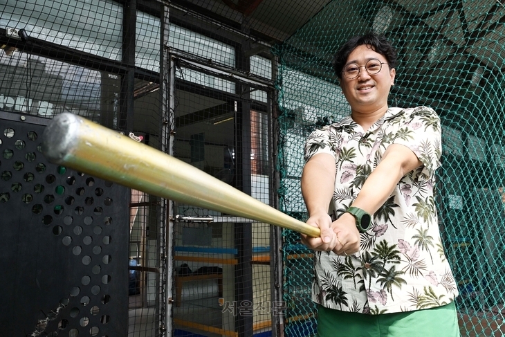 5일 서울 마포구 홍대입구역 인근 야구연습장에서 소설가 김홍이 야구방망이를 들고 포즈를 취하고 있다. 오장환 기자