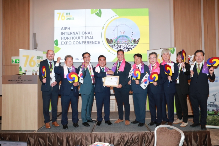 4일(현지 시간) 폴란드 바르샤바에서 개최된 제76차 국제원예생산자협회(AIPH) 총회에서 울산시가 2028년 국제정원박람회 개최 도시로 선정됐다. 김두겸(왼쪽 네 번째) 울산시장이 레오나르도 캐피타니오(다섯 번째) AIPH 회장에게서 유치 증서를 전달받고 있다. 울산시 제공