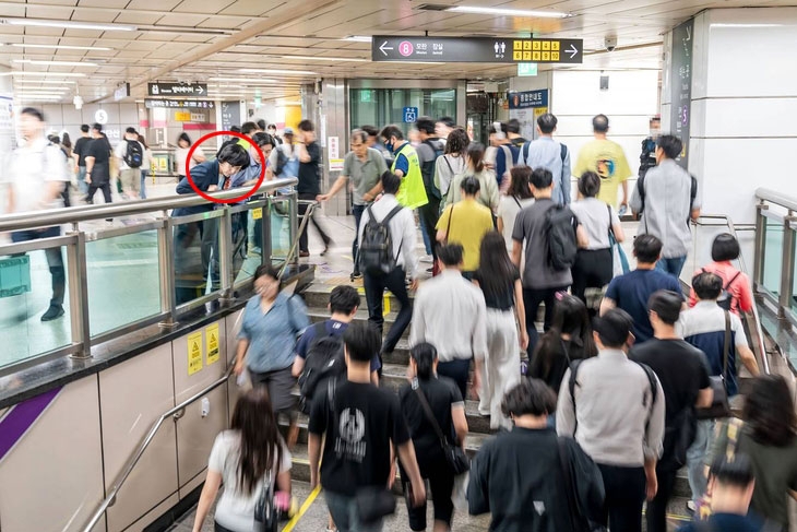 이수희(원 안) 서울 강동구청장이 직접 안전점검에 나선 지난 2일 오전 천호역 모습. 강동구 제공