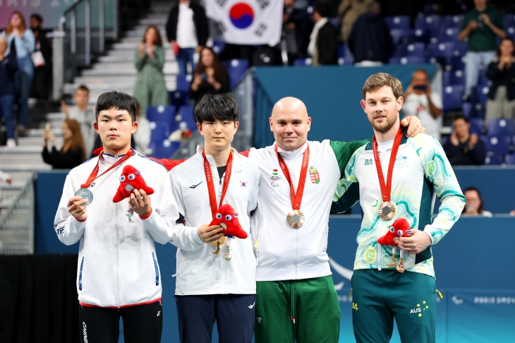 한국 탁구 국가대표 김기태가 6일(한국시간) 프랑스 사우스 파리 아레나4에서 열린 파리패럴림픽 탁구 MS11 남자 단식 전보옌(대만)과의 결승전에서 3-1로 승리한 뒤 금메달을 목에 걸고 있다. 대한장애인체육회 제공