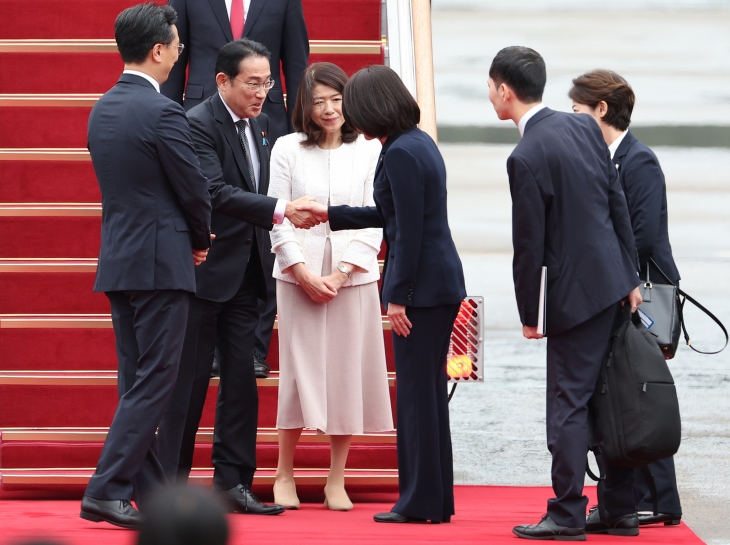 강인선 차관과 인사하는 기시다 일본 총리