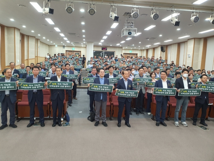 ‘제1회 순천농협 미농포럼’에서 참석자들이 지속 가능한 지역 농업의 길을 밝히는 퍼포먼스를 하고 있다.