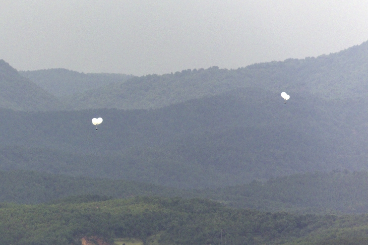 5일 오전 경기도 파주시 오두산 통일전망대에서 바라본 북한 황해북도 개풍군에서 쓰레기 풍선이 떠오르고 있다. 2024.9.5 연합뉴스