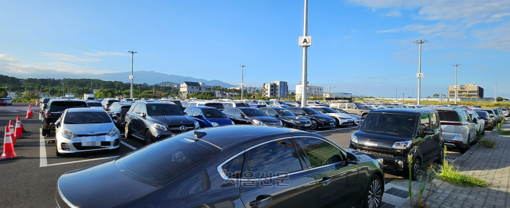 제주국제공항 장기주차장은 평소에도 거의 만차에 가까워 주차면이 아닌 곳에도 주차하고 있다.