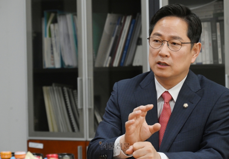 국민의힘 연금개혁특별위원회 위원장인 박수영 의원은 8일 서울신문과의 인터뷰에서 “내년 정기국회까지 구조개혁안을 만들어야 한다”며 국민연금 개혁안 추진을 위한 여야정협의체를 제안했다. 서울신문 DB