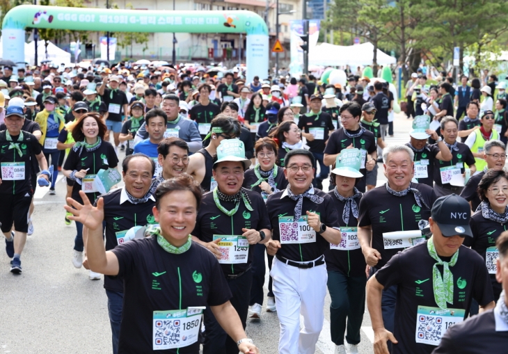문헌일(둘째 줄 가운데) 서울 구로구청장이 지난 3일 ‘제19회 G밸리 스마트 마라톤 대회’에서 참가자들과 함께 출발하고 있다. 구로구 제공