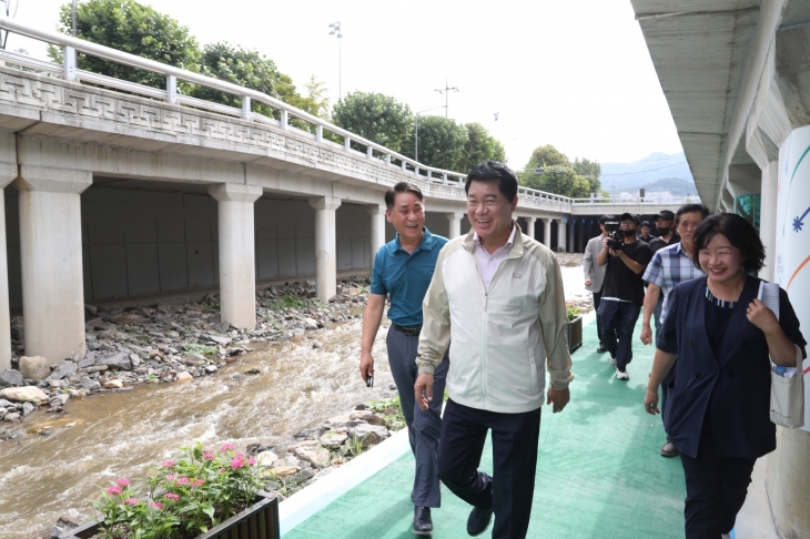 박준희(왼쪽 두 번째) 서울 관악구청장이 복원 사업이 완료된 별빛내린천을 걷고 있다. 관악구 제공
