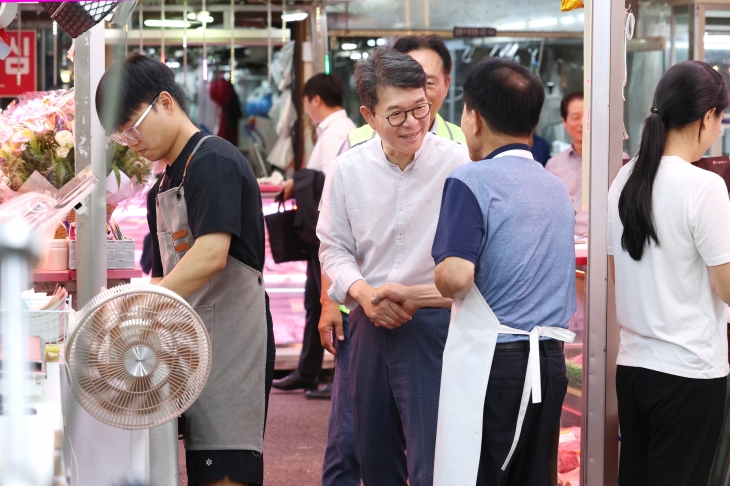 정원오(왼쪽 두 번째) 서울 성동구청장이 추석을 앞두고 마장축산물시장을 찾아 상인들과 인사하고 있다. 성동구 제공