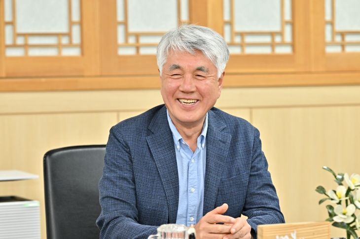최승준 강원 정선군수가 지난 6일 군청 집무실에서 서울신문과 인터뷰를 하고 있다. 정선군 제공