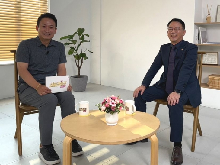 진행자 서경석과 함께 서울라이크3 녹화중인 김재진 의원(오른쪽)