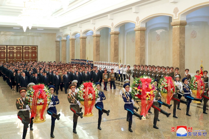 북한 간부들 금수산태양궁전 참배