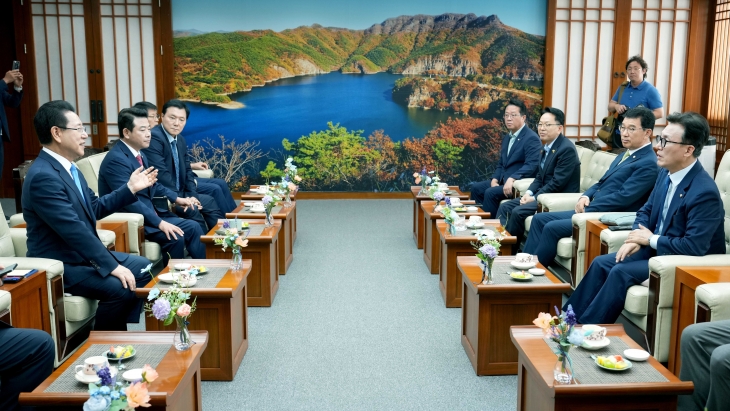김영록 전라남도지사가 9일 도청에서 열리는 ‘더불어민주당-전라남도 예산정책협의회’에 참석한 김민석 민주당 최고위원과 환담을 나누고 있다.